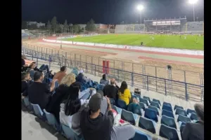 ΜΗΝΥΜΑ: "Δεν σας πειράζει που σας βλέπει ο κόσμος;"