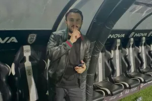 ΦΩΤΟ μπροστά από τον πάγκο του ΠΑΟΚ! 