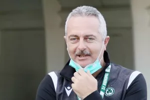 Με μουστάκι ο Σίμος