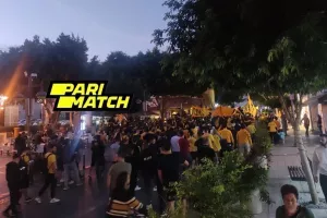 Πλήθος ΑΕΛιστών στην ειρηνική πορεία διαμαρτυρίας (φώτο) 