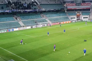 Το ζέσταμα στην "A. Le Coq Arena" (φώτος)