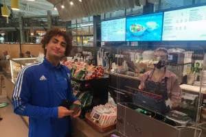 Κέρασε ο Ουάρντα όσους ήταν κοντά στο ταμείο!