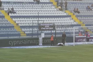 Οι Ανορθωσιάτες με πανό "τα σύνορα μας είναι στην Κερύνεια"