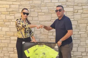 Αναμνηστική φανέλα στο μέγα χορηγό