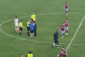 Παράπονα ο Σατσιάς, "έτρεξε" στον διαιτητή (φώτος)