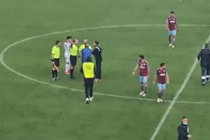 Παράπονα ο Σατσιάς, "έτρεξε" στον διαιτητή (φώτος)