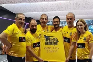  Δίπλα τους και η ομάδα μπόουλινγκ 