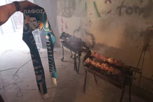 Πάφος: Ξεκίνησε το πάρτι, δωρεάν σούβλα για όλους!