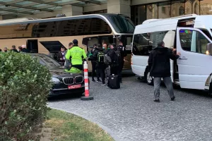 Ομόνοια: Με συνοδεία αστυνομίας στο ξενοδοχείο (βίντεο/φώτος)