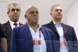 Σκέφτεται διάφορα...