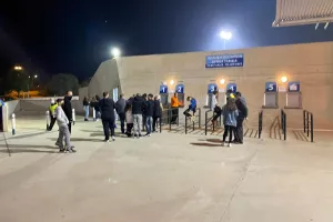 ΑΠΟΕΛίστες στα εκδοτήρια 