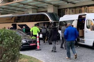 Ομόνοια: Με συνοδεία αστυνομίας στο ξενοδοχείο (βίντεο/φώτος)