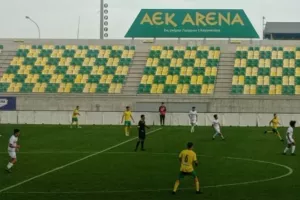 Νίκησε και συνέχισε μόνη πρώτη!
