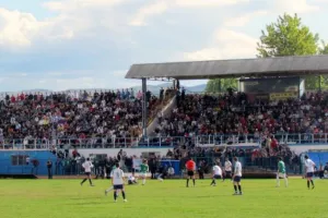 Εισέβαλε με μηχανάκι και κατέστρεψε το χορτάρι στο γήπεδο