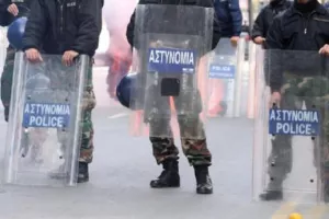 (ΑΠΟΕΛ-Ομόνοια) Στο Αστυνομικό Τμήμα δύο πρόσωπα