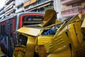 Μαύρο ξημέρωμα στην Αθήνα- Θανατηφόρα σύγκρουση στον ΗΣΑΠ (φώτος)