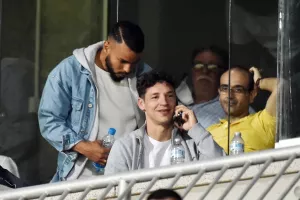 Ντέβι... στο τηλέφωνο