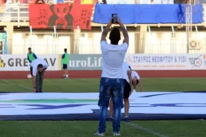 Πρώτο συναπάντημα μετά το ιστορικό… θρίλερ! (Φώτος/Βίντεο)