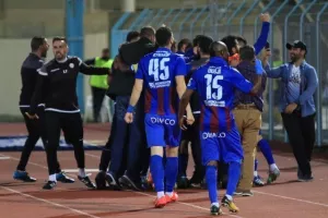 Πρώτο συναπάντημα μετά το ιστορικό… θρίλερ! (Φώτος/Βίντεο)