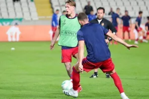 Την κοίταξε στα μάτια, πήρε ισοπαλία (φώτος)