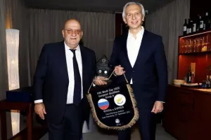 Διοικητικό... γεύμα (Φώτος)