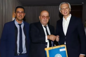 Διοικητικό... γεύμα (Φώτος)