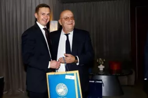 Διοικητικό... γεύμα (Φώτος)