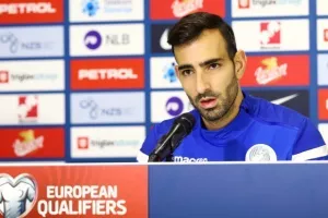 Kωστένογλου/"Όταν πέσεις επιβάλλεται να σηκωθείς"