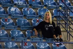 Στο πλευρό του