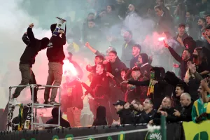 Είσοδος και πυροτεχνήματα στην Αρένα! (φώτος/βίντεο)