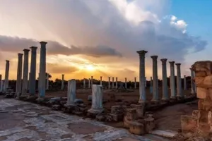 Καταδικάζει... η Νέα Σαλαμίνα
