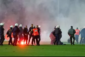 Διακοπή στην Τούμπα - Εισβολή οπαδών του ΠΑΟΚ στο 90+2'!