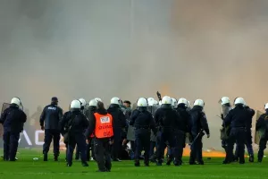 Διακοπή στην Τούμπα - Εισβολή οπαδών του ΠΑΟΚ στο 90+2'!