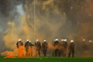 Διακοπή στην Τούμπα - Εισβολή οπαδών του ΠΑΟΚ στο 90+2'!