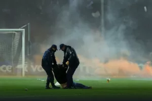Διακοπή στην Τούμπα - Εισβολή οπαδών του ΠΑΟΚ στο 90+2'!