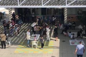 Γονείς και παιδιά στόλισαν σχολείο!