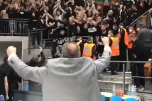 Τρελό πανηγύρι προέδρου και κόσμου