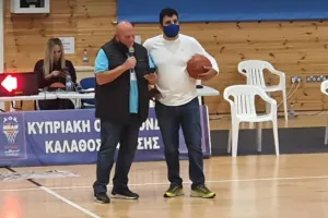 ΒΙΝΤΕΟ: Ψυχαγωγία στο ημίχρονο / Όποιος ευστοχήσει  απ'το κέντρο 