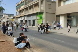 Συνελήφθη γονέας σε διαμαρτυρία για τα μέτρα