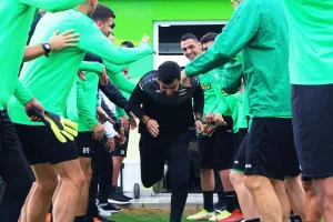 Οι... ξεχωριστές ευχές στον Χριστοφόρου (φώτος)