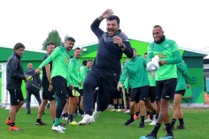 Οι... ξεχωριστές ευχές στον Χριστοφόρου (φώτος)