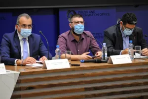 Στο τραπέζι ενισχυτική δόση σε όλους!