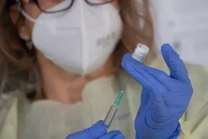 Πάνε για 3η δόση και οι 50+!