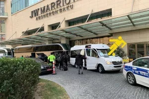 Ομόνοια: Με συνοδεία αστυνομίας στο ξενοδοχείο (βίντεο/φώτος)