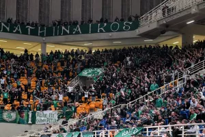 Οπαδοί αποθέωσαν την αποστολή του ΠΑΟ πριν το ΣΕΦ