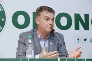 Ανοίγει τα... χαρτιά του και ενημερώνει ο Παπασταύρου!