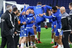 "Φατούρο" στον εορτάζοντα Νικ (φώτος)