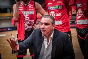 Βρίσκει παρεάκι ο Τόνυ... 