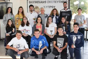 Ένας έφηβος και μια νεάνιδα  νικητές στο αεροβόλο πιστόλι
