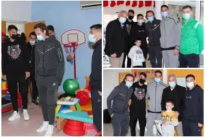 Ομόνοια στην "Ηλιαχτίδα Ζωής"/ Μοίρασαν δώρα και... χαμόγελα (Φώτος)